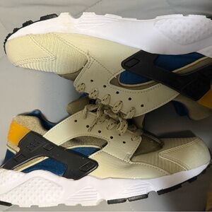 Nike Huarche Beige and Blue Sneakers